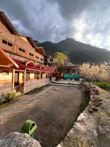 an empty parking lot in front of a building at Brahma Cottages in Kasol +14 photos