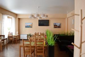 comedor y sala de estar con mesa y sillas en Green Hotel, en Irkutsk