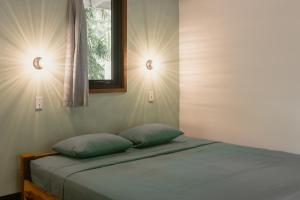 Rúm í herbergi á Susi's Suites