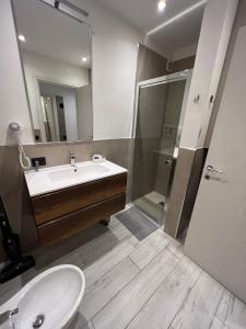 Ένα μπάνιο στο Laguna Palace Resort appartamento con una camera