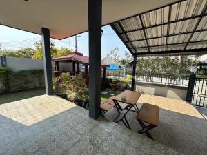 Μπαλκόνι ή βεράντα στο บ้านมีสุข แก่งกระจาน