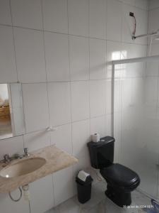 Ένα μπάνιο στο Spacious house in Mongagua 5x5 pool