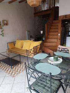sala de estar con 2 mesas y sofá en Charmant LOFT, en Draguignan