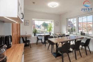 een keuken en eetkamer met tafels en stoelen bij Töwerland Zimmer 2 in Juist