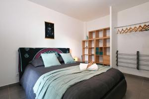 a bedroom with a large bed in a room at Appt T2 en rez-de-jardin, au calme, à 2mn tram ! in Castelnau-le-Lez
