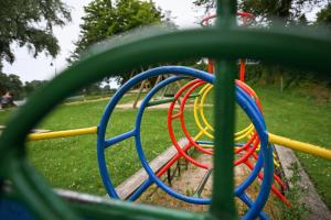 un gruppo di anelli colorati in un parco giochi di Ferienpark Süderstapel - Eiderlodge 3 a Süderstapel