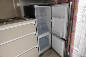 Η κουζίνα ή μικρή κουζίνα στο Ferienpark Süderstapel - Hausboot 2