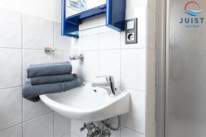 Ένα μπάνιο στο Töwerland Zimmer 9