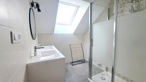 Et badeværelse på Maison tout confort proche Azay-le-Rideau 8 p + 24 billeder