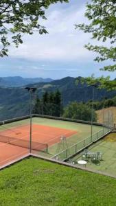 Tenis a/nebo squash v ubytování Rifugio Panoramico in the Mountains Le Arcate nebo okolí
