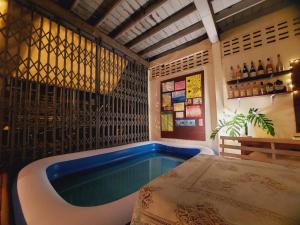 Bazén v ubytování HostelBed and Retreat Phitsanulok nebo v jeho okolí