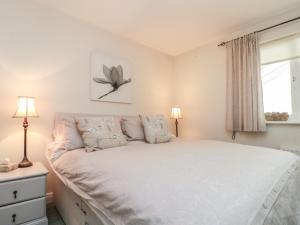 ein Schlafzimmer mit einem weißen Bett und einem Fenster in der Unterkunft Bray Nook, 7 Craikewells in Bridlington