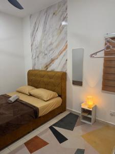 a bedroom with a bed and a marble wall at MelDy Guesthouse Alor Gajah in Kampong Jelatang