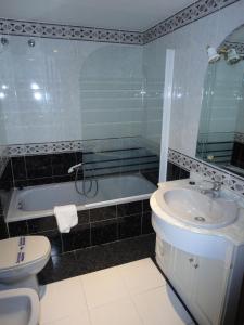 シエラネバダにあるHotel Nevasurの洗面台、浴槽、トイレを備えたバスルーム +20枚の写真