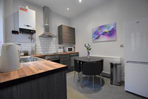 Η κουζίνα ή μικρή κουζίνα στο Dwell Living Central 5 Bd, Sleeps 10