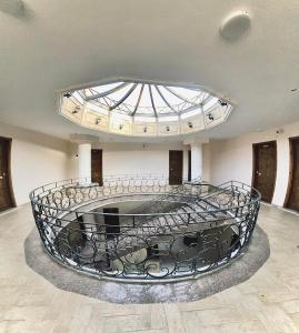ダハブにあるRoyal Plaza Dahabの大金属製の円形のガラス天井の客室です。