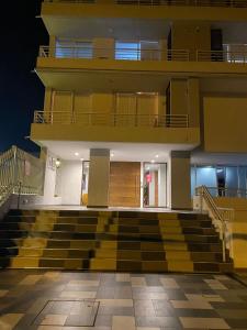 un edificio con una scala di fronte di notte di Tranquilo Departamento frente al mar - Zona sur de Antofagasta ad Antofagasta