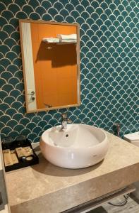 富国Skyline Hotel Phú Quốc的带水槽和台面镜子的浴室 更多63张照片