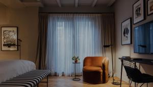 Un dormitorio con una cama y una silla y una ventana. en Suite no 7, hidden gem center of Amsterdam, en Ámsterdam 30 fotos más