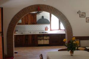 a kitchen with an archway in the middle of a table at Assisi Casa Vacanze Da Luigi in Assisi