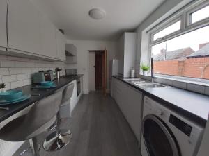 Kuchyň nebo kuchyňský kout v ubytování Dwell Living Sleeps 4 with free parking + 37 fotografií