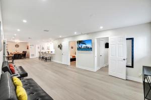 ein Wohnzimmer mit Couch und ein Esszimmer in der Unterkunft Luxury Villa with Heated Pool close to Beach in Hollywood