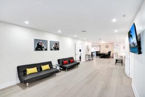 ein Wohnzimmer mit zwei schwarzen Sofas und einem Tisch in der Unterkunft Luxury Villa with Heated Pool close to Beach in Hollywood