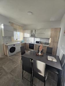 a kitchen with a table and chairs in a room at Villa Rei in Baks-Rrjoll +6 photos