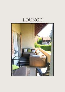 KollbrunnLuxury Villa 7 Room Urban Retreat 2 Baths & Free Parking的客厅里有一张沙发和一张桌子。