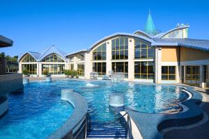 Bazén v ubytování Park Inn by Radisson Sarvar Resort & Spa - All Inclusive nebo v jeho okolí