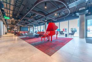Area soggiorno di Radisson RED Galway