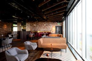 una hall con divano, sedie e bar di Radisson RED Galway a Galway