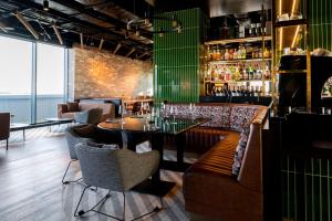 Salone o bar di Radisson RED Galway
