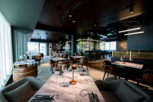 un ristorante con tavoli e sedie e un bar di Radisson RED Galway a Galway