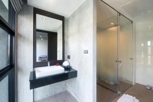 Koupelna v ubytování Maya Phuket Airport Hotel-Naiyang Beach