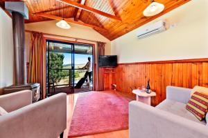 un hombre saliendo de una sala de estar con chimenea en Johanna River Farm & Cottages, en Johanna