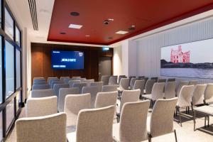 TV a/nebo společenská místnost v ubytování Radisson RED Galway