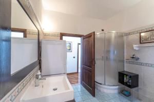 Bilik mandi di Tora Florence Apartment +50 gambar