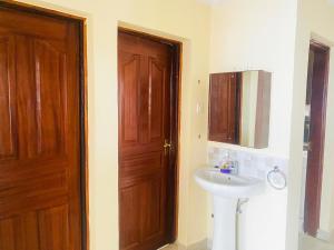 Koupelna v ubytování Zerubbabel Apartments Kisumu + 100 fotografií