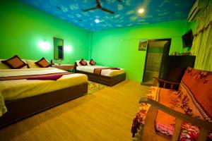 Voodi või voodid majutusasutuse Chitwan Gaida Lodge - Animal Lovers & Birdwatchers Paradise toas