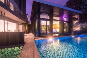 Bazén v ubytování Maya Phuket Airport Hotel-Naiyang Beach nebo v jeho okolí