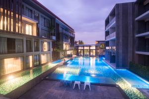 Bazén v ubytování Maya Phuket Airport Hotel-Naiyang Beach nebo v jeho okolí
