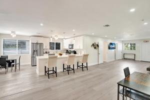 eine Küche und ein Wohnzimmer mit Tisch und Stühlen in der Unterkunft Luxury Villa with Heated Pool close to Beach in Hollywood