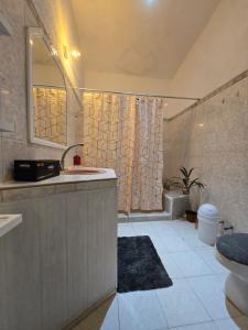 ein Badezimmer mit Waschbecken, Toilette und Badewanne in der Unterkunft Casa Armonia in Playa del Carmen + 28 Fotos