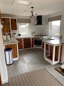 Kuchyň nebo kuchyňský kout v ubytování Wheal Rock - Luxury 2 Bed Lodge