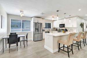 eine Küche und ein Esszimmer mit Tisch und Stühlen in der Unterkunft Luxury Villa with Heated Pool close to Beach in Hollywood + 35 Fotos