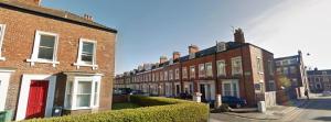 una fila de edificios de ladrillo en una calle en Dwell Living Argyle Square, en Sunderland