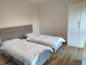 two beds sitting next to each other in a bedroom at Messezimmer nähe Messe in Hannover