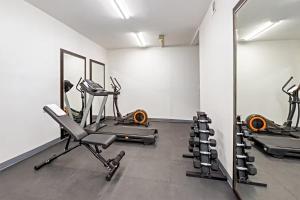 Fitness centrum a/nebo fitness zařízení v ubytování Palm Tree Inn Altamonte Springs Orlando