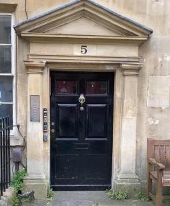 Una puerta negra con el número. en The Georgian Ace, central two bed two bath,Bath Keys, en Bath 41 fotos más